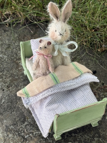 Picture of Naptime Loveliness - Widdershin Wee Bed...for Petite Blythe & Teddy Friends 
