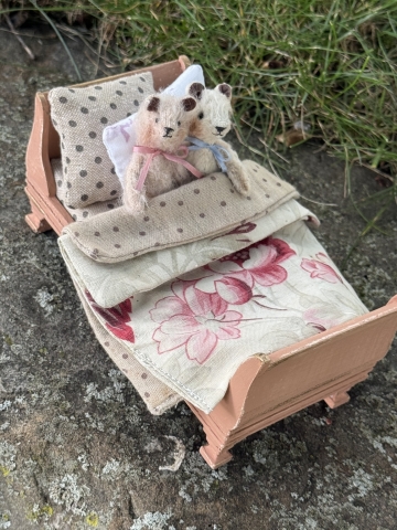 Picture of Naptime Darlingness - Widdershin Wee Bed...for Petite Blythe & Teddy Friends  
